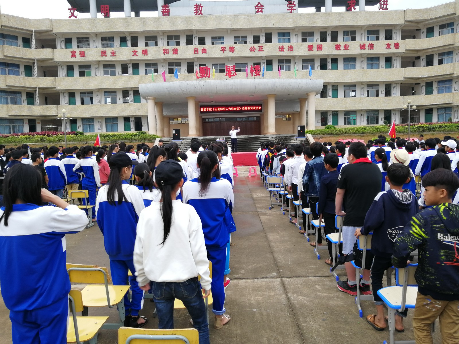 5ab079b19aa65.jpg