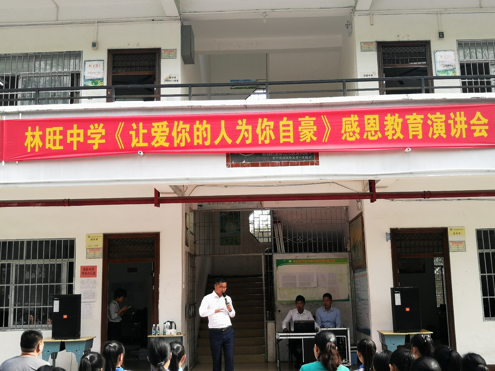 5ab1cdc4c7464.jpg