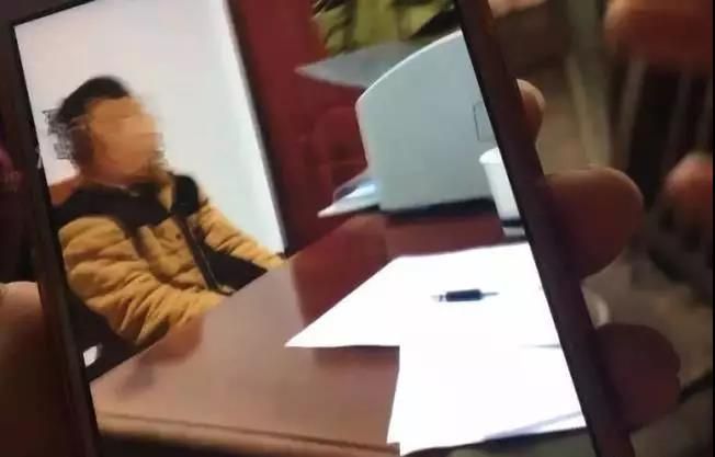 弑母男孩指认现场表示：我就是恨她 谎称母亲是自杀