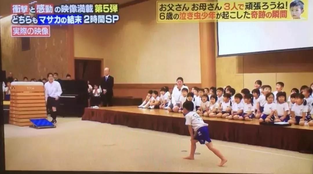 日本一个小男孩要转校，学校为他举办了毕业典礼，鼓励教育对孩子有多重要