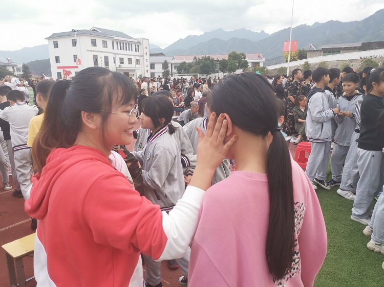 江西省上饶市铅山县武夷山中学 李叶杉 1.jpg