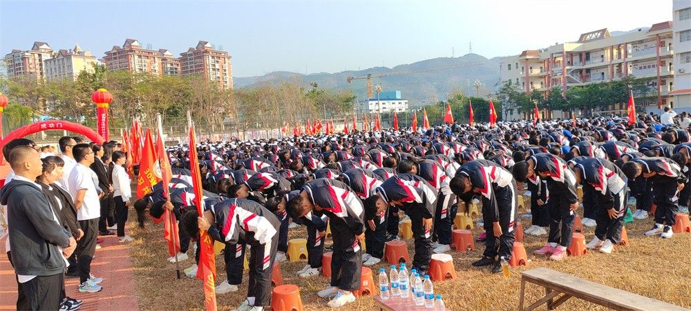 2月28日云南省西双版纳傣族自治州景洪市第一中学《十年磨剑终成锋   一招破竹势如虹》周廷谕老师