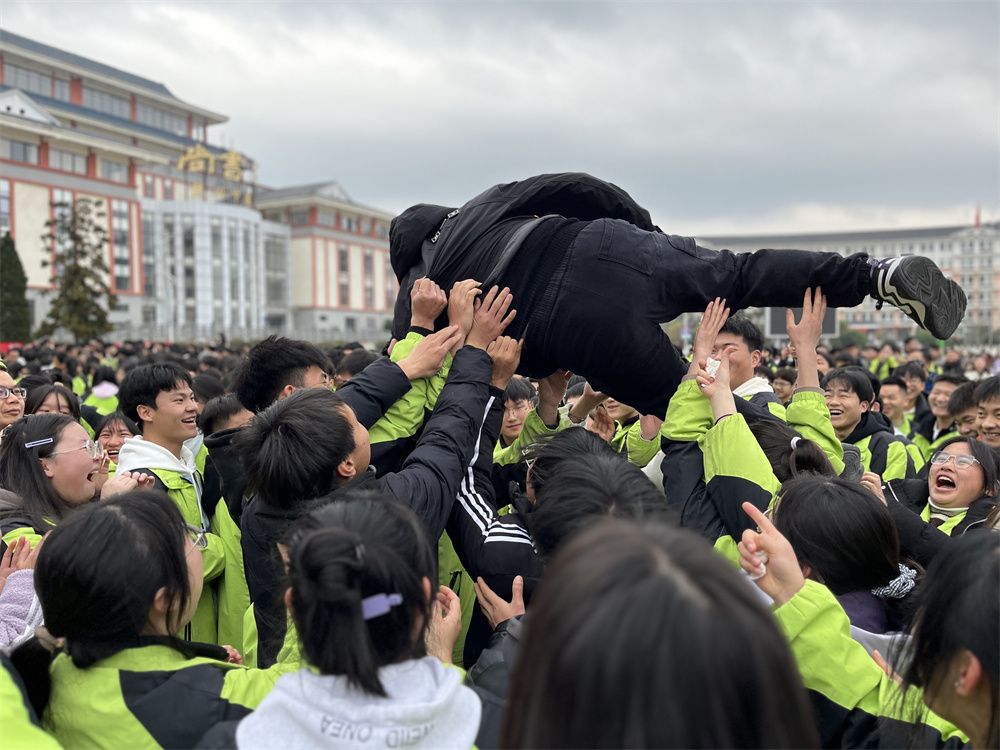 3月3日贵州省凯里实验高级中学《决战高考  为梦而战》 洪伸老师