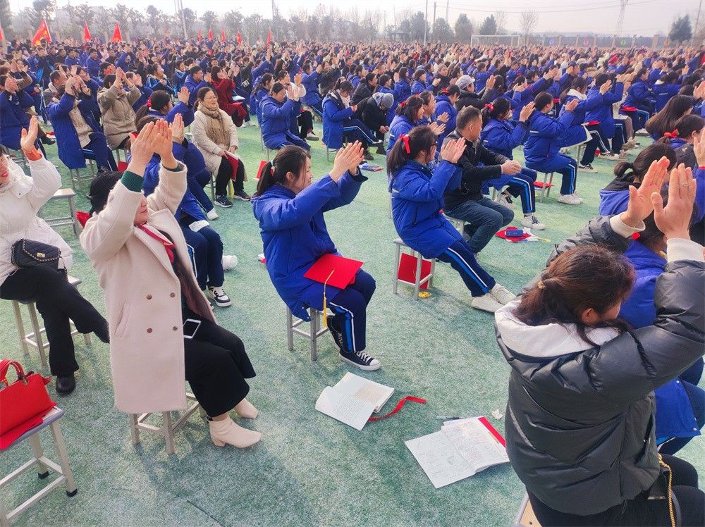 3月3日河南省南阳市第二完全学校高级中学《三年磨剑凌云志 百日拼搏铸辉煌》赵泽老师