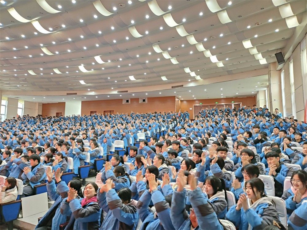 3月4日安徽省亳州市第十八中学《挑战高考极限  梦想成就未来》柳瑞旗老师