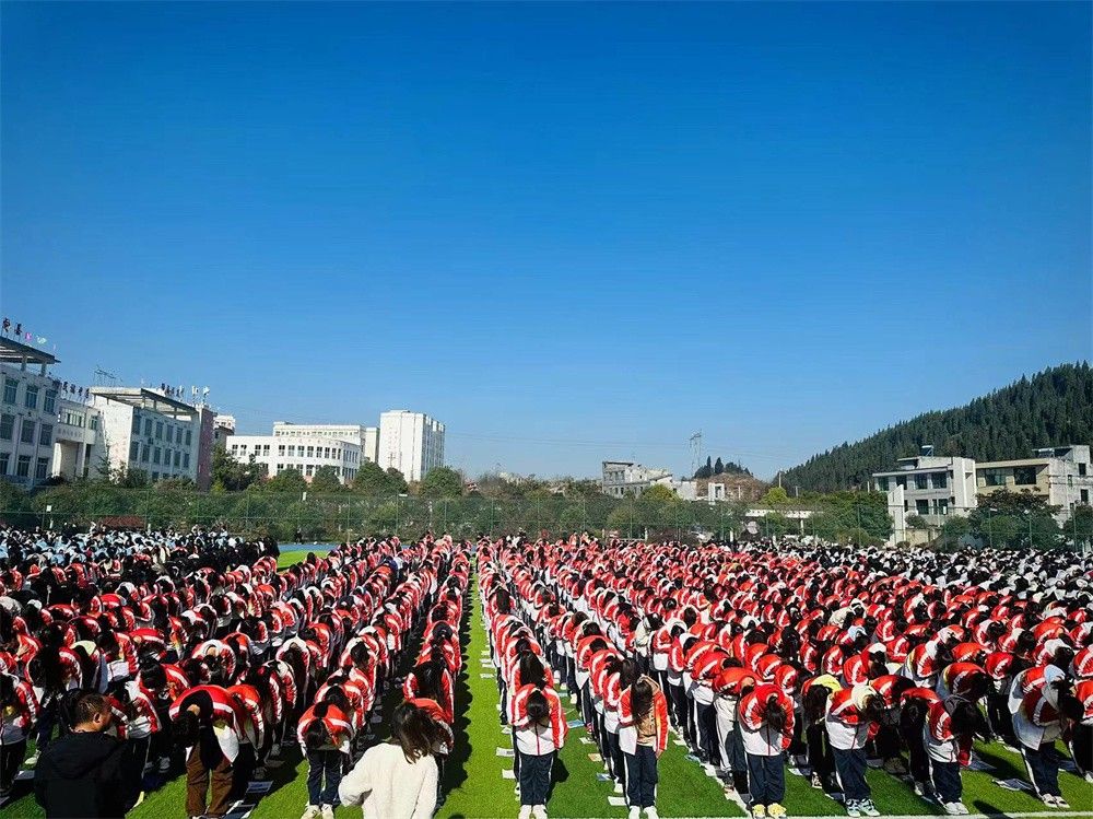 3月4日贵州兴仁民族中学《决战高考  为梦而战》杨景谕老师