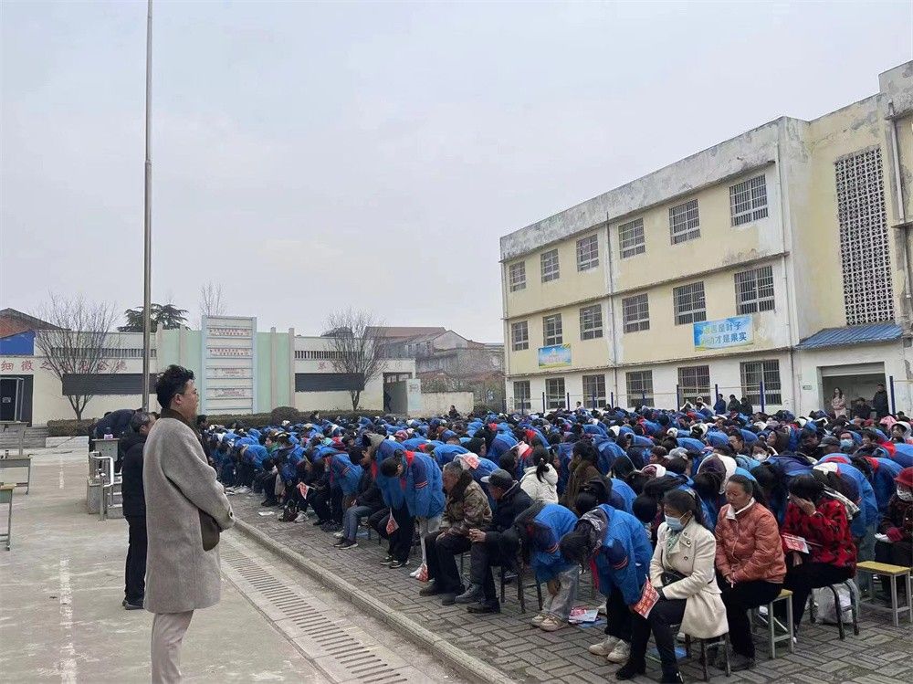 3月5日湖北省枣阳市太平三中《挑战自我极限  梦想成就未来》王聪老师