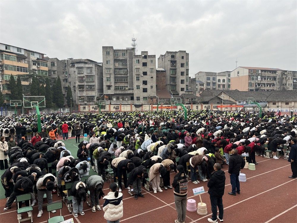 3月5日四川省遂宁市拦江中学《高考百日誓师》洪伸