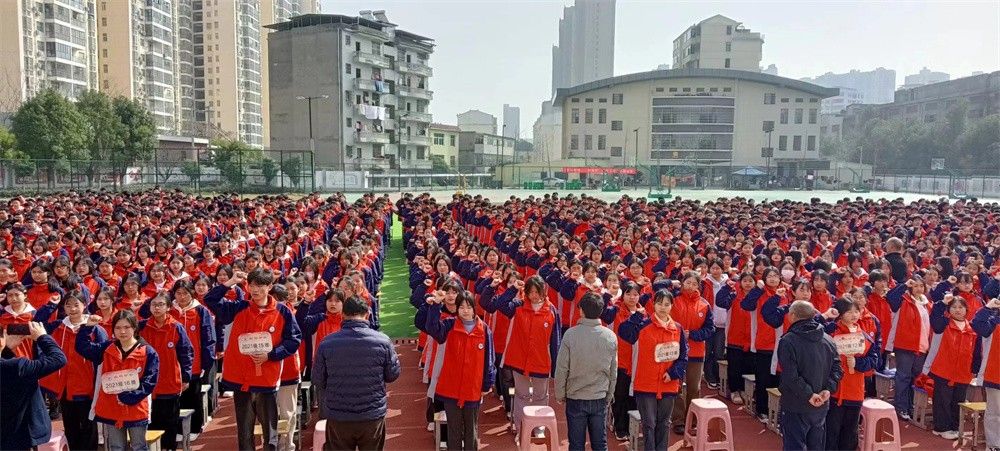 3月8日湖北省阳新县白杨中学《挑战中考极限  梦想成就未来》王亮老师
