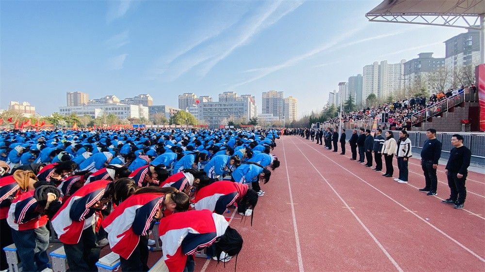 3月15日安徽省亳州市利辛县利辛中学《激发生命能量 绽放精彩人生》赵泽老师