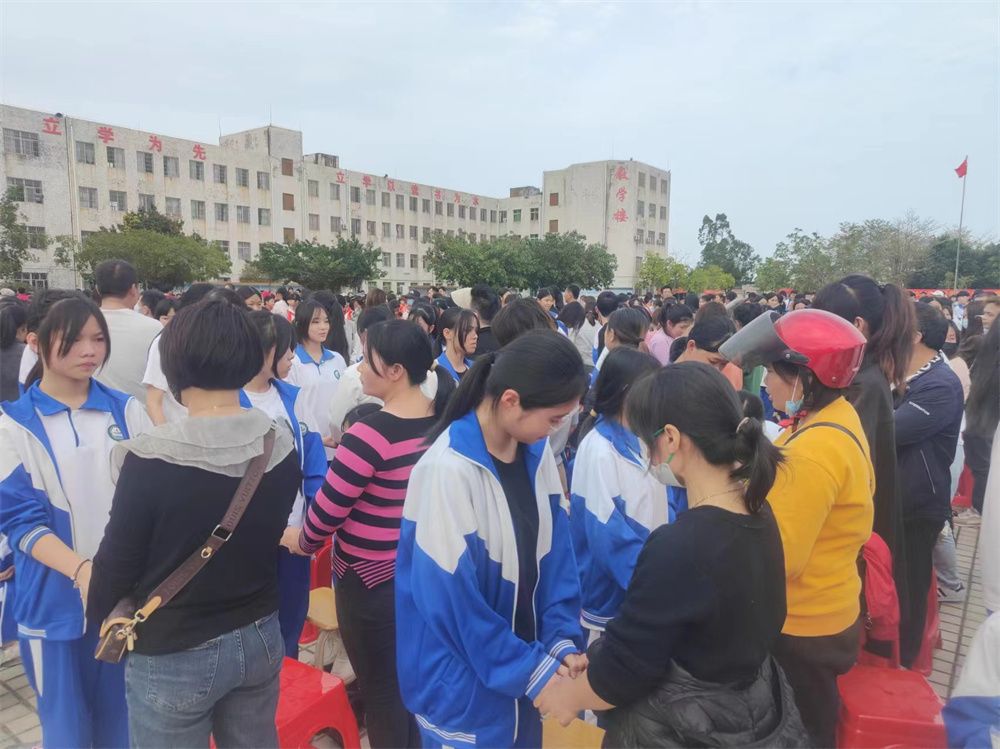 3月20日广东省湛江市坡头区二中《点燃生命与学习的激情》杨景谕