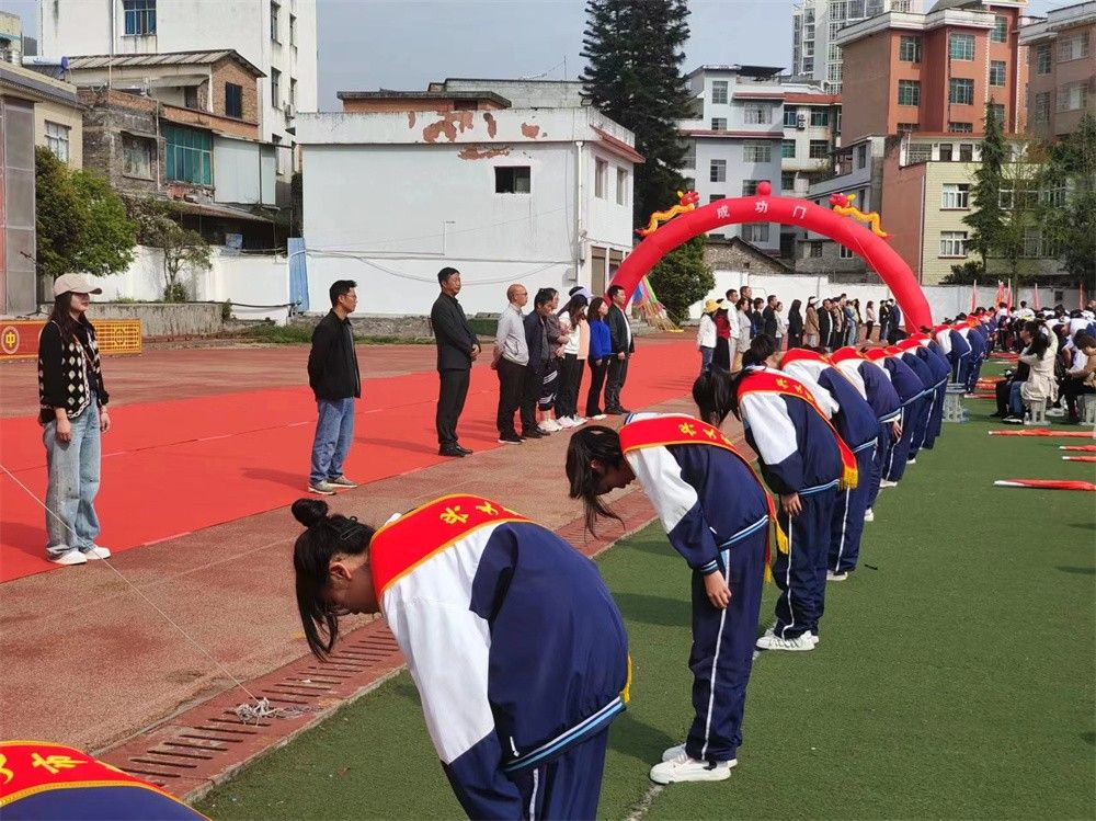 3月22日贵州省黔西南兴义市第四中学《挑战极限 为梦而战》王弘韬老师