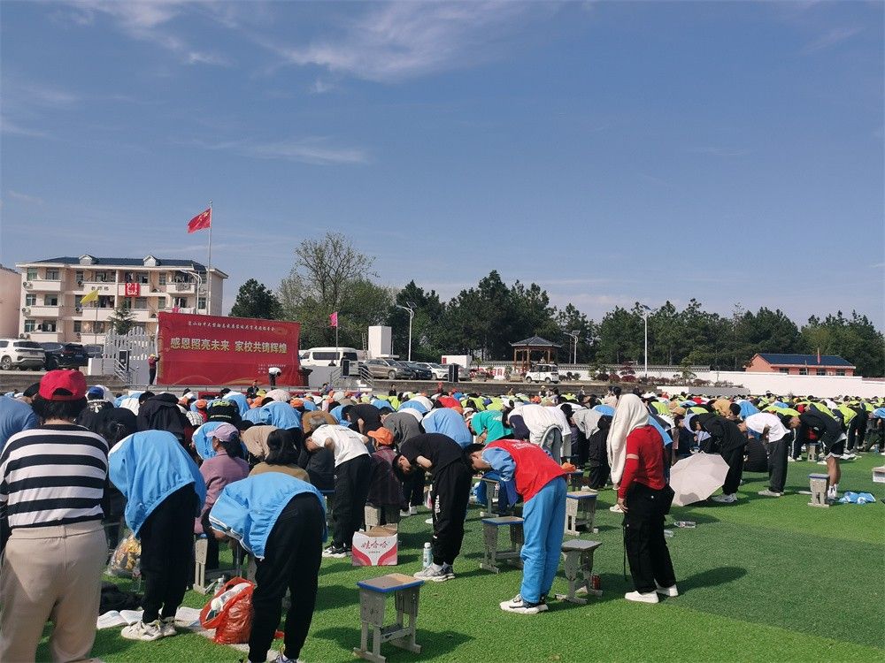 3月26日江西省上饶市鄱阳县莲山初中《感恩照亮未来 家校共铸辉煌》丁书承老师