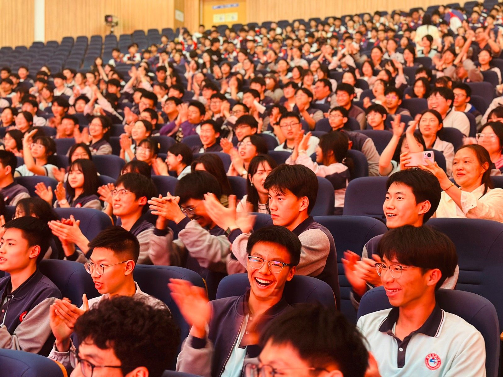 4月1日成都市龙泉二中《让生命在高处绽放》王娟老师