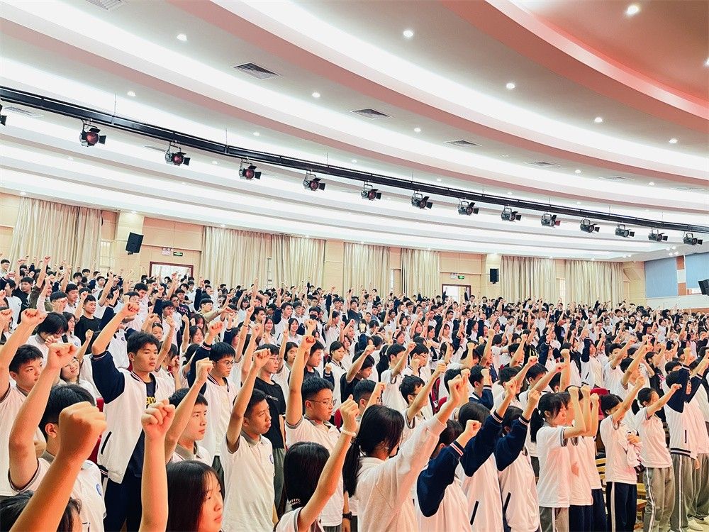 4月9日广东省东源高级中学《让青春在奋斗中绽放》吴畏老师