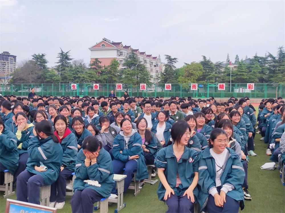 4月11日安徽省定远县第三中学《点燃生命与学习的激情》赵泽老师