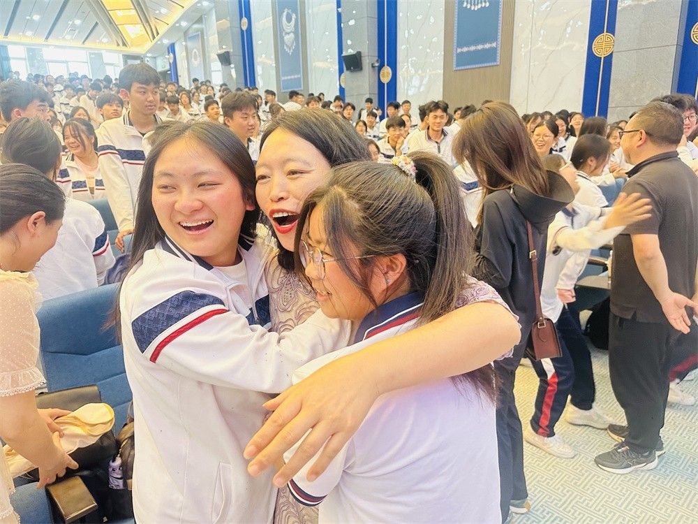 4月14日贵州省兴义市第二高级中学《让生命充满爱》王娟老师