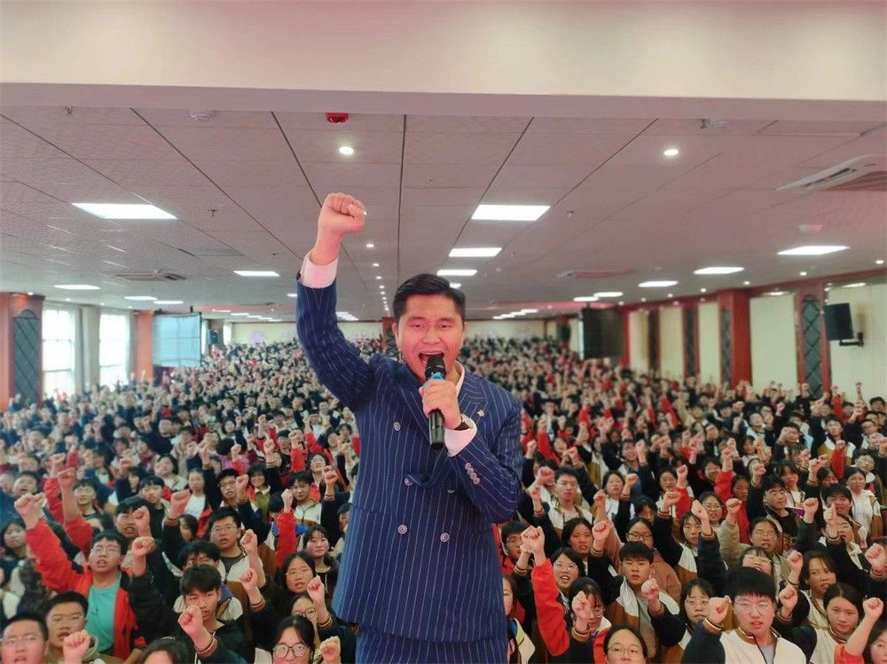 4月23日云南省昭通市镇雄县芒部中学《挑战极限   为梦而战》赵泽老师